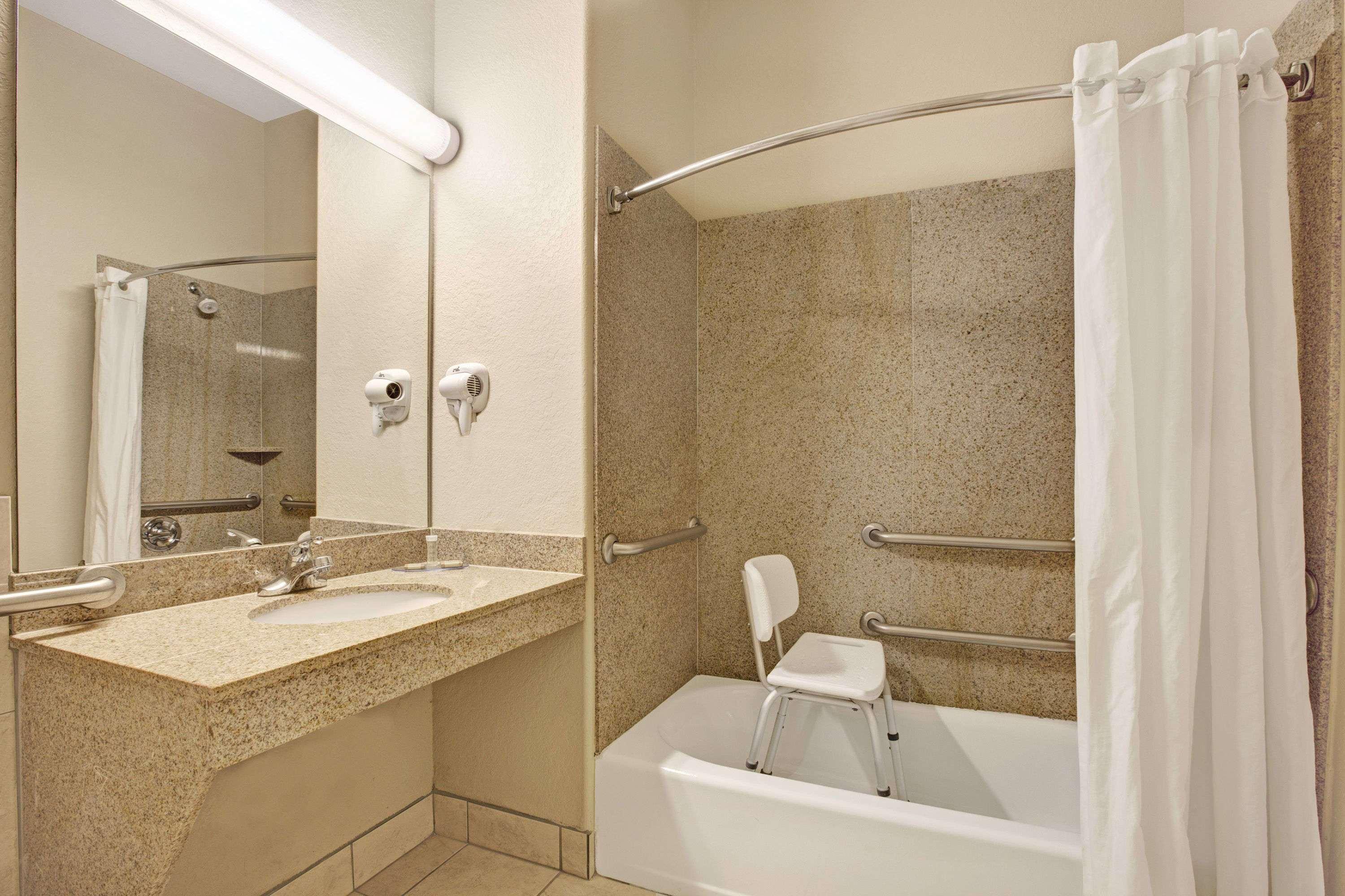 Super 8 By Wyndham Iah West/Greenspoint Aldine Екстер'єр фото
